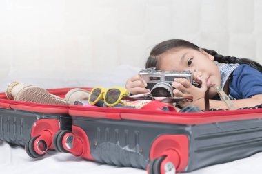 sevimli kız vintage kameradan resimleri al. 