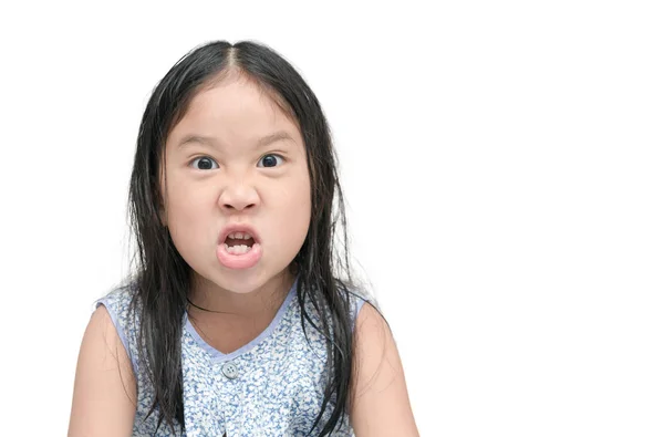 Das wütende kleine Mädchen isoliert auf einem weißen — Stockfoto