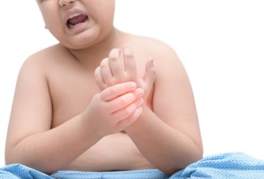 çocuğu acıdan elinde acı izole 