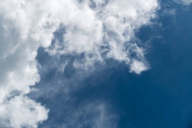 Beyaz bulutlu ve mavi gökyüzü, 