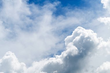 Beyaz bulutlu ve mavi gökyüzü, yaz konsepti