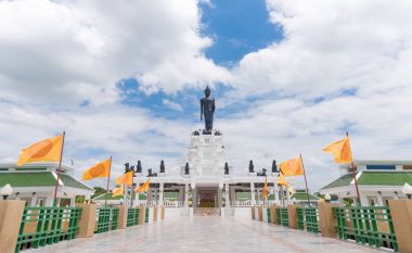 Beyaz bulutlu ve mavi gökyüzü siyah Big Buddha heykeli 