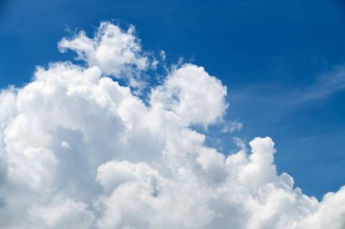 Büyük beyaz bulutlu ve mavi gökyüzü,