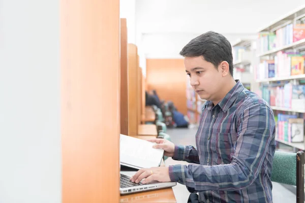 Young student play computer and preparing exam — Stock Photo, Image