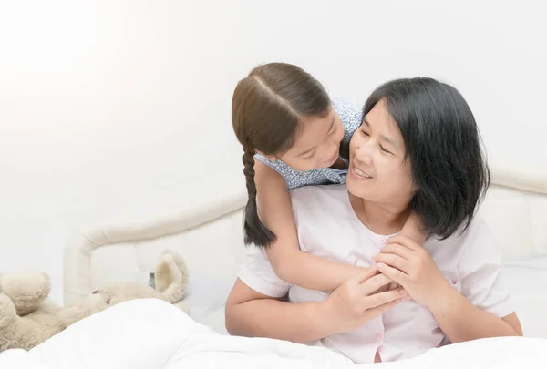 Madre e hija mirándose y sonriendo — Foto de Stock