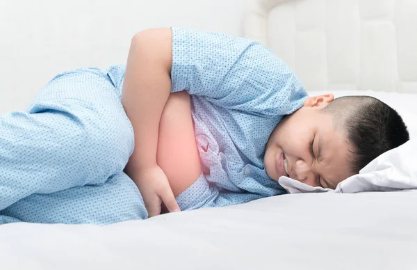 Gordo obeso que sufre de dolor de estómago en la cama — Foto de Stock