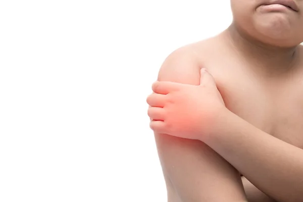 Feta feta pojke som lider av smärta i axeln — Stockfoto