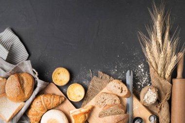 fırın kavramı: ekmek, kruvasan, baget, muffin 