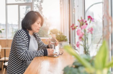 akıllı kadın kahve dükkanında siyah kahve içme