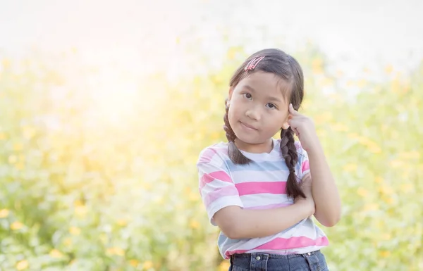 Lindo asiático niña pensando en la naturaleza —  Fotos de Stock