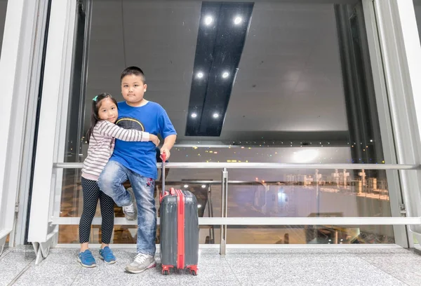 Brat i siostra, stojąc z bagażem przygotować się do podróży w ai — Zdjęcie stockowe