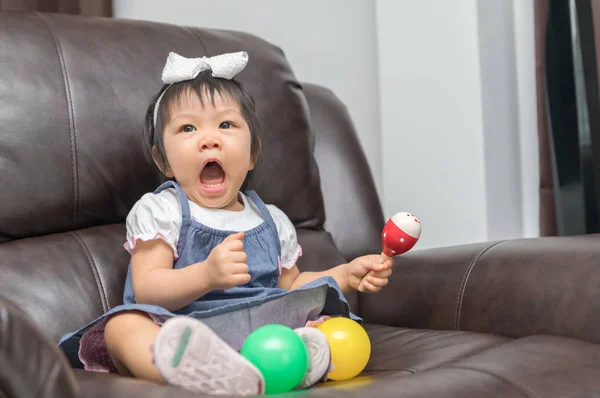 Carino felice asiatico bambina seduta e sbadigliare — Foto Stock