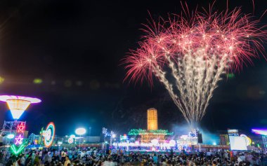 Şaşırtıcı yangın iş kutlama içinde Loy Krathong Festivali 
