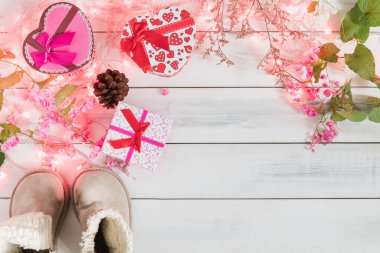 Noel arka plan, ışık ve Hediyelik kutu çocuk botları ile 