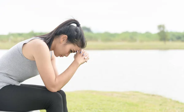 Mujer estresada con dolor de cabeza en el lago . — Foto de Stock