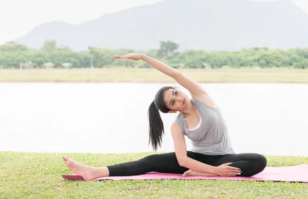 健康公園でヨガの練習を行うアジアの若い女性 — ストック写真