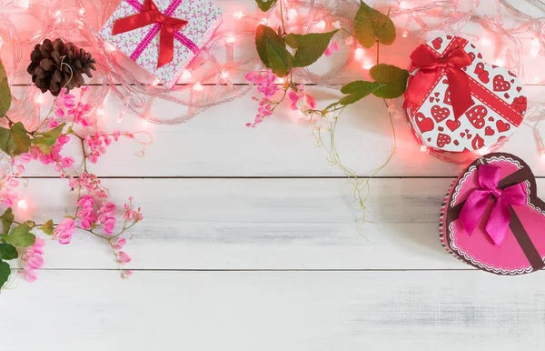 Noel ışıkları ile hediye kutusu ve pembe çiçek 