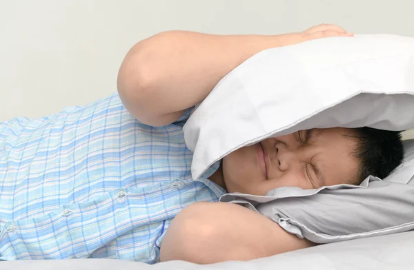 Gordo obeso acostado en la cama cubriendo la cabeza con almohada —  Fotos de Stock