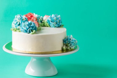 tatlı kek kek üzerine yeşil arka plan üzerinde durmak