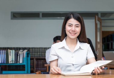 sevimli Asya öğrenci okuma kitap kütüphane Üniversitesi'nde