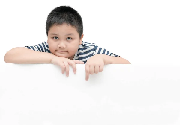 Fettleibiger dicker Junge zeigt auf weißes Banner — Stockfoto