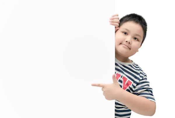 Fettleibiger dicker Junge zeigt auf weißes Banner — Stockfoto