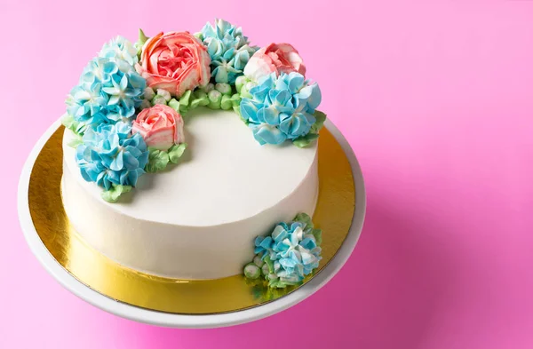 Lindo pastel de flores en pie de pastel — Foto de Stock