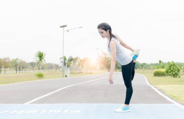 güzel kadın egzersiz çalıştırmadan önce 