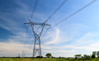 Mavi gökyüzü ile yüksek voltaj direği