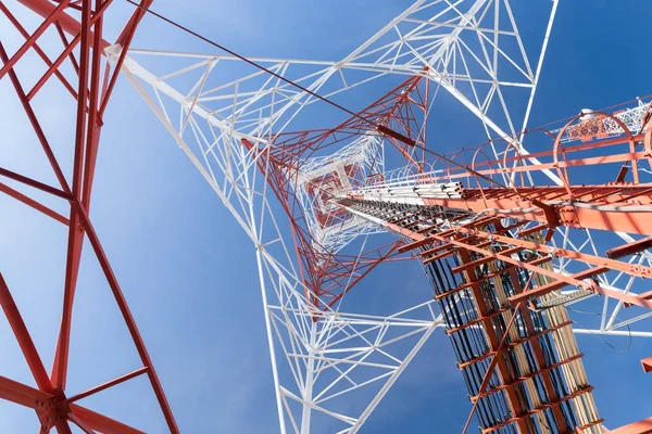 Estrutura de comunicação da torre no céu azul — Fotografia de Stock