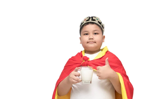 Obézní chlapec ukazuje palcem s mlékem — Stock fotografie
