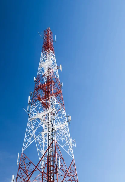 푸른 하늘 배경에 통신 타워 — 스톡 사진
