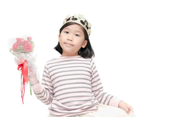 Leuke Aziatische meisje draagt een kroon en houden van roze boeket — Stockfoto