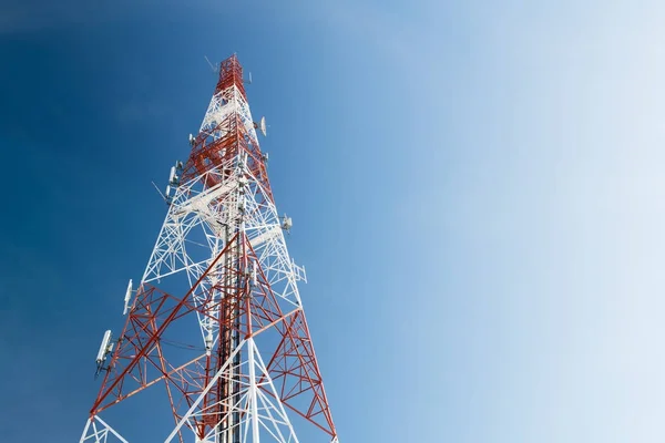 Torre de comunicação em fundo céu azul — Fotografia de Stock