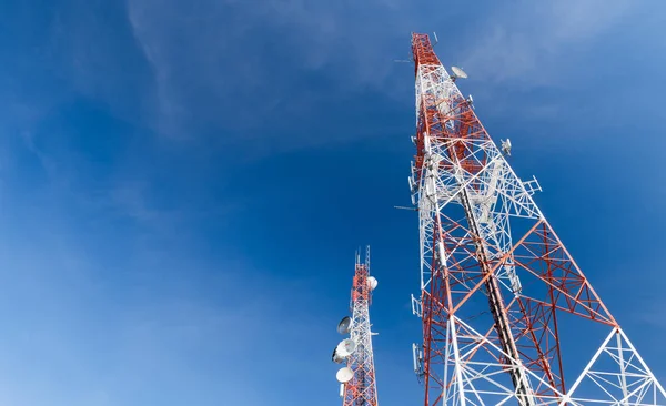 Torre de comunicação em fundo céu azul — Fotografia de Stock