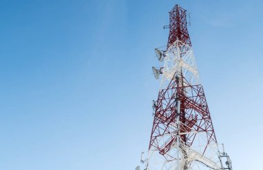 İletişim kulesi mavi gökyüzü arka plan üzerinde