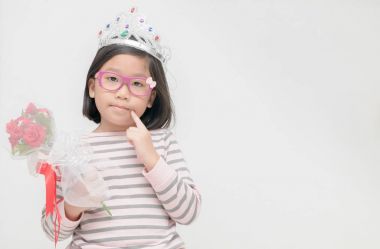 Bir taç giyen ve gül buket tutan şirin Asyalı kız 