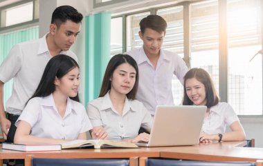 Genç öğrenciler dizüstü ev ödevi yapmak için arıyorum 