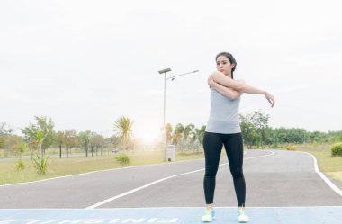 güzel kadın egzersiz çalıştırmadan önce 