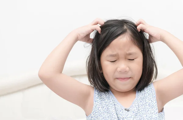 Niño con pecas arañándose el pelo por piojos en la cabeza — Foto de Stock