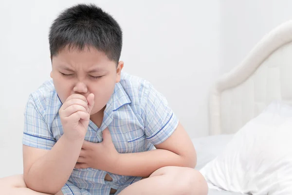 Niño obeso enfermo está tosiendo y la infección de garganta —  Fotos de Stock