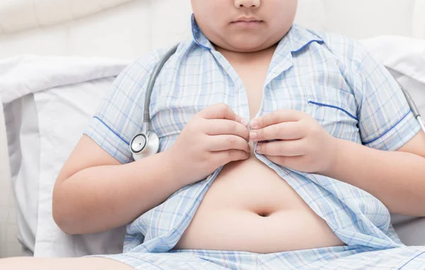 Grasso obeso in sovrappeso. Camicia stretta di pigiama — Foto Stock