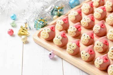 süslü ahşap plaka çerezde (maymun kafası) 