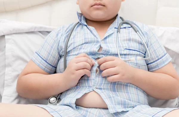 Obèses gros garçon en surpoids. Chemise serrée de pyjama — Photo