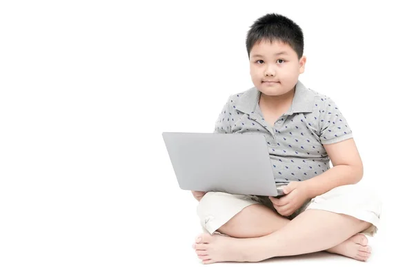 Menino gordo estudante sentado com laptop isolado — Fotografia de Stock