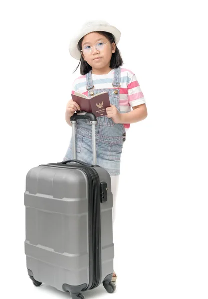 Menina viajante feliz em chapéu segurando passaporte — Fotografia de Stock