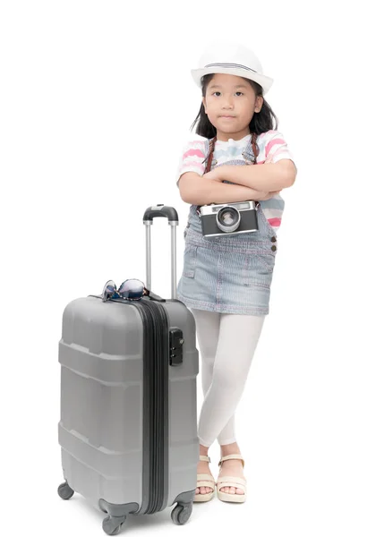 Podróżnik szczęśliwy dziewczyna w kapeluszu i aparat podróży z walizką. — Zdjęcie stockowe