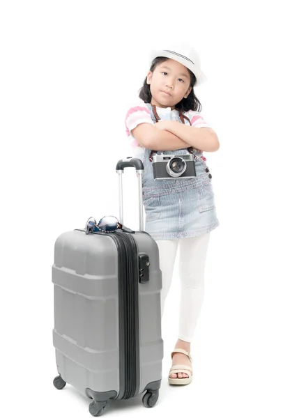 Joyeux voyageur fille en chapeau et appareil photo voyageant avec valise . — Photo