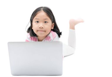 Asyalı güzel kız öğrenci dizüstü izole ödev yapmak için kullanma 