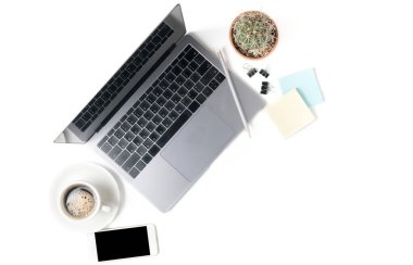 Kahve fincanı, smartphone ve dizüstü bilgisayar ile modern çalışma alanı 